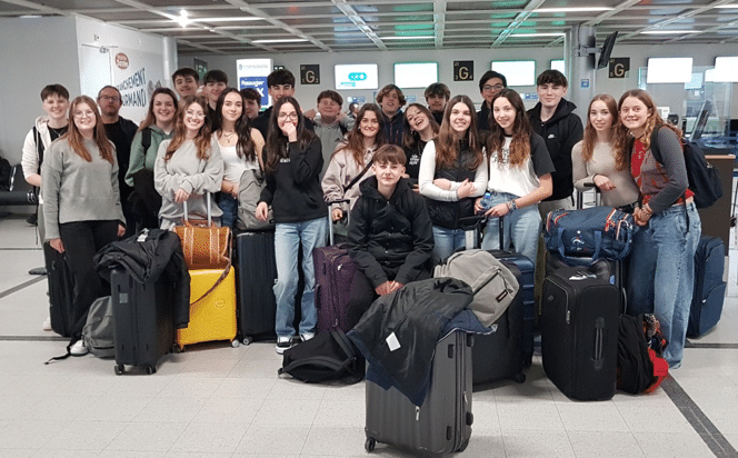 Les élèves de S19, Léane et Luna (élèves de 1ère en mobilité individuelle à Ronda) attendant leur vol pour Séville à l’aéroport Nantes Atlantique.
