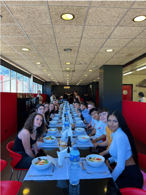 Sur cette photo nous sommes au restaurant d’application du lycée de Ripoll. Nous avons pu y déguster une délicieuse Fideua. ¡ Riquísimo