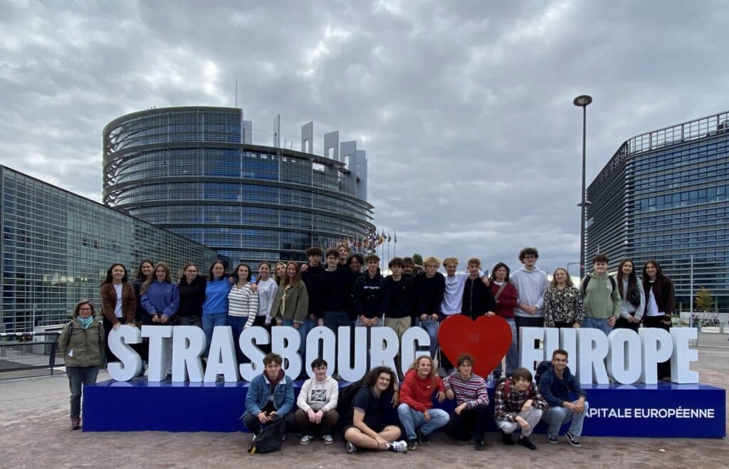 Les eleves devant le Parlement europeen